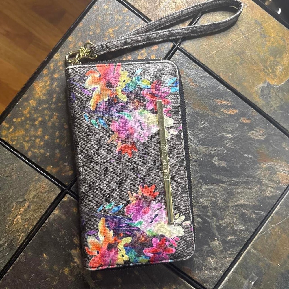 🌸 Steve Madden Floral Zip-Around Wristlet Wallet 🌸
